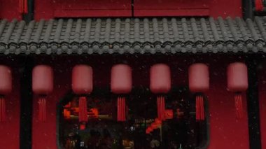 Hangzhou 'da kar kaplı geleneksel Çin mimarisi. Şehrin yüksek kaliteli 4K görüntülerindeki karlı kış sahnesi