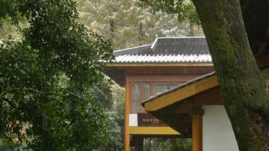 Hangzhou 'da kar kaplı geleneksel Çin mimarisi. Şehrin yüksek kaliteli 4K görüntülerindeki karlı kış sahnesi