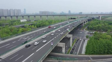 Hangzhou Çin 'deki otoban trafiğinin havadan görüntüsü. Yüksek kalite 4k görüntü