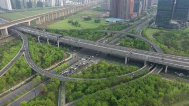 Hangzhou Çin 'deki otoban trafiğinin havadan görüntüsü. Yüksek kalite 4k görüntü