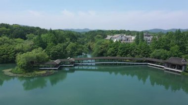 Batı Gölü, Hangzhou, Çin 'deki doğal manzara ve tekne manzarası. Yüksek kalite 4K görüntü. Yüksek kalite 4k görüntü