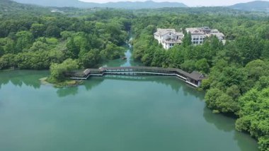 Batı Gölü, Hangzhou, Çin 'deki doğal manzara ve tekne manzarası. Yüksek kalite 4K görüntü. Yüksek kalite 4k görüntü