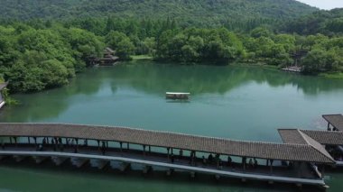 Batı Gölü, Hangzhou, Çin 'deki doğal manzara ve tekne manzarası. Yüksek kalite 4K görüntü. Yüksek kalite 4k görüntü