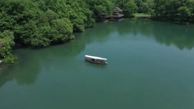Batı Gölü, Hangzhou, Çin 'deki doğal manzara ve tekne manzarası. Yüksek kalite 4K görüntü. Yüksek kalite 4k görüntü