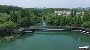 Batı Gölü, Hangzhou, Çin 'deki doğal manzara ve tekne manzarası. Yüksek kalite 4K görüntü. Yüksek kalite 4k görüntü