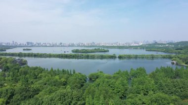 Batı Gölü, Hangzhou, Çin 'deki doğal manzara ve tekne manzarası. Yüksek kalite 4K görüntü. Yüksek kalite 4k görüntü