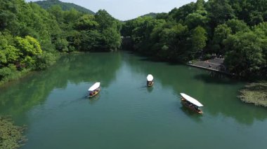 Batı Gölü, Hangzhou, Çin 'deki doğal manzara ve tekne manzarası. Yüksek kalite 4K görüntü. Yüksek kalite 4k görüntü