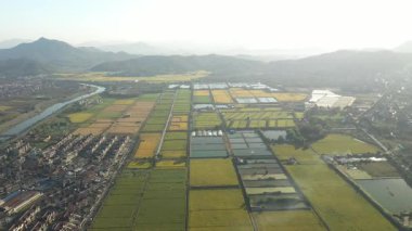 Xiaoshan Hangzhou Çin 'deki çiftlik arazilerinin ve köylerin havadan görünüşü. Yüksek kalite 4k görüntü