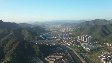 Xiaoshan Hangzhou Çin 'deki çiftlik arazilerinin ve köylerin havadan görünüşü. Yüksek kalite 4k görüntü