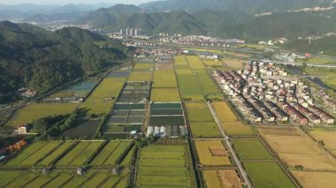 Xiaoshan Hangzhou Çin 'deki çiftlik arazilerinin ve köylerin havadan görünüşü. Yüksek kalite 4k görüntü