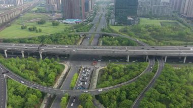 Hangzhou Çin 'deki otoban trafiğinin havadan görüntüsü. Yüksek kalite 4k görüntü