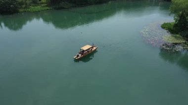 Batı Gölü, Hangzhou, Çin 'deki doğal manzara ve tekne manzarası. Yüksek kalite 4K görüntü. Yüksek kalite 4k görüntü