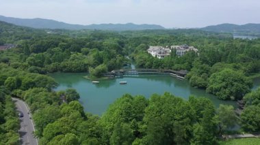 Batı Gölü, Hangzhou, Çin 'deki doğal manzara ve tekne manzarası. Yüksek kalite 4K görüntü. Yüksek kalite 4k görüntü