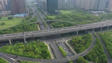 Hangzhou Çin 'deki otoban trafiğinin havadan görüntüsü. Yüksek kalite 4k görüntü