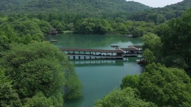 Batı Gölü, Hangzhou, Çin 'deki doğal manzara ve tekne manzarası. Yüksek kalite 4K görüntü. Yüksek kalite 4k görüntü