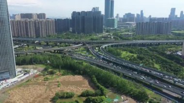 Hangzhou Çin 'deki otoban trafiğinin havadan görüntüsü. Yüksek kalite 4k görüntü
