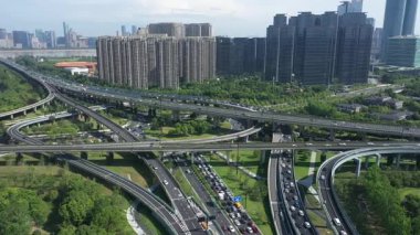 Hangzhou Çin 'deki otoban trafiğinin havadan görüntüsü. Yüksek kalite 4k görüntü