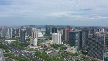 Modern gökdelenleri, Hangzhou Çin 'i olan hareketli bir şehrin havadan görünüşü. Yüksek kalite 4k görüntü