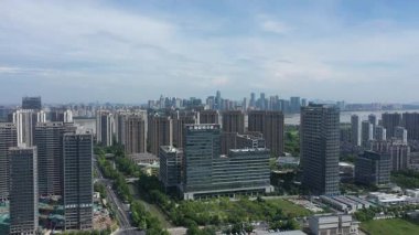 Modern gökdelenleri, Hangzhou Çin 'i olan hareketli bir şehrin havadan görünüşü. Yüksek kalite 4k görüntü