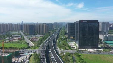 Modern gökdelenleri, Hangzhou Çin 'i olan hareketli bir şehrin havadan görünüşü. Yüksek kalite 4k görüntü