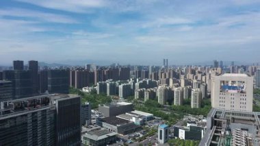 Modern gökdelenleri, Hangzhou Çin 'i olan hareketli bir şehrin havadan görünüşü. Yüksek kalite 4k görüntü