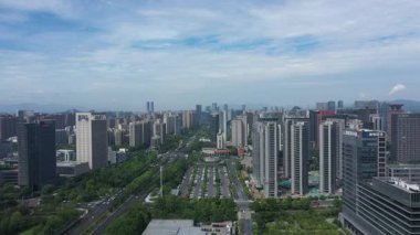 Modern gökdelenleri, Hangzhou Çin 'i olan hareketli bir şehrin havadan görünüşü. Yüksek kalite 4k görüntü