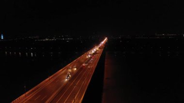 Çin 'in Hangzhou şehrinde geceleri otoban trafiğinin hava görüntüsü. Yüksek kalite 4k görüntü