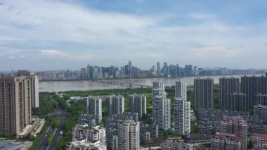 Modern gökdelenleri, Hangzhou Çin 'i olan hareketli bir şehrin havadan görünüşü. Yüksek kalite 4k görüntü