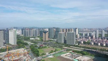 Modern gökdelenleri, Hangzhou Çin 'i olan hareketli bir şehrin havadan görünüşü. Yüksek kalite 4k görüntü