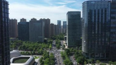 Modern gökdelenleri, Hangzhou Çin 'i olan hareketli bir şehrin havadan görünüşü. Yüksek kalite 4k görüntü