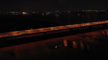 Çin 'in Hangzhou şehrinde geceleri otoban trafiğinin hava görüntüsü. Yüksek kalite 4k görüntü