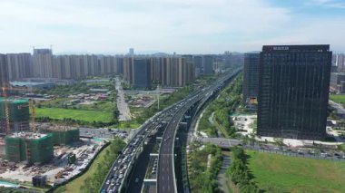 Modern gökdelenleri, Hangzhou Çin 'i olan hareketli bir şehrin havadan görünüşü. Yüksek kalite 4k görüntü