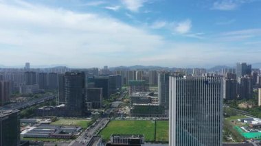 Modern gökdelenleri, Hangzhou Çin 'i olan hareketli bir şehrin havadan görünüşü. Yüksek kalite 4k görüntü