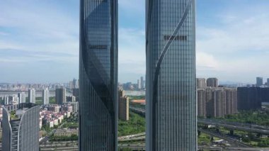 Modern gökdelenleri, Hangzhou Çin 'i olan hareketli bir şehrin havadan görünüşü. Yüksek kalite 4k görüntü