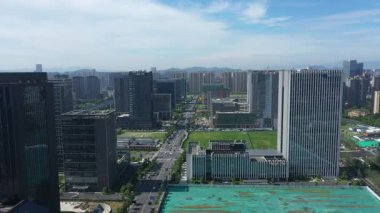 Modern gökdelenleri, Hangzhou Çin 'i olan hareketli bir şehrin havadan görünüşü. Yüksek kalite 4k görüntü