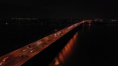 Çin 'in Hangzhou şehrinde geceleri otoban trafiğinin hava görüntüsü. Yüksek kalite 4k görüntü
