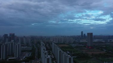 Şehirde günbatımının havadan görünüşü, Hangzhou Çin. Yüksek kalite 4k görüntü