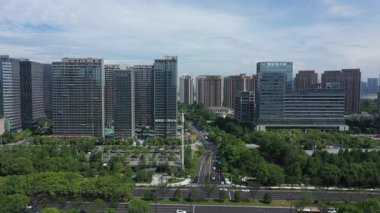 Modern gökdelenleri, Hangzhou Çin 'i olan hareketli bir şehrin havadan görünüşü. Yüksek kalite 4k görüntü
