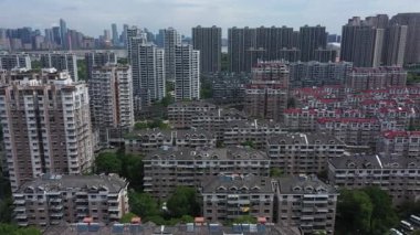 Modern gökdelenleri, Hangzhou Çin 'i olan hareketli bir şehrin havadan görünüşü. Yüksek kalite 4k görüntü