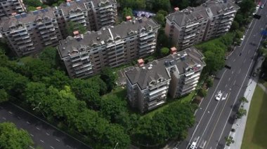 Modern gökdelenleri, Hangzhou Çin 'i olan hareketli bir şehrin havadan görünüşü. Yüksek kalite 4k görüntü