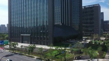 Modern gökdelenleri, Hangzhou Çin 'i olan hareketli bir şehrin havadan görünüşü. Yüksek kalite 4k görüntü