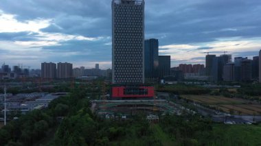 Şehirde günbatımının havadan görünüşü, Hangzhou Çin. Yüksek kalite 4k görüntü