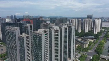 Modern gökdelenleri, Hangzhou Çin 'i olan hareketli bir şehrin havadan görünüşü. Yüksek kalite 4k görüntü