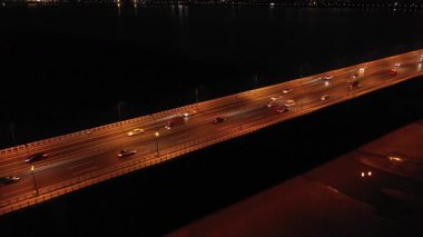 Çin 'in Hangzhou şehrinde geceleri otoban trafiğinin hava görüntüsü. Yüksek kalite 4k görüntü