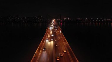 Çin 'in Hangzhou şehrinde geceleri otoban trafiğinin hava görüntüsü. Yüksek kalite 4k görüntü