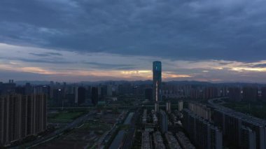 Şehirde günbatımının havadan görünüşü, Hangzhou Çin. Yüksek kalite 4k görüntü