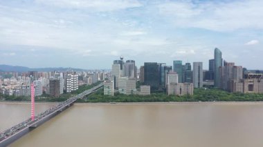 Modern gökdelenleri, Hangzhou Çin 'i olan hareketli bir şehrin havadan görünüşü. Yüksek kalite 4k görüntü