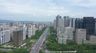 Modern gökdelenleri, Hangzhou Çin 'i olan hareketli bir şehrin havadan görünüşü. Yüksek kalite 4k görüntü