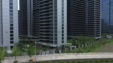Modern gökdelenleri, Hangzhou Çin 'i olan hareketli bir şehrin havadan görünüşü. Yüksek kalite 4k görüntü