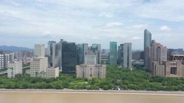 Modern gökdelenleri, Hangzhou Çin 'i olan hareketli bir şehrin havadan görünüşü. Yüksek kalite 4k görüntü